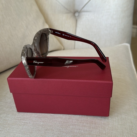 Ferragamo Cat Eye sunglasses NWT, case, box 🎁 - Picture 2 of 13